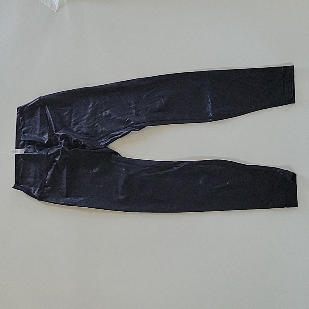 Lululemon black shiny leggings in size 6